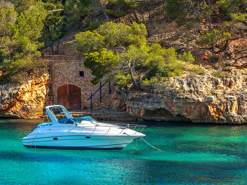 Segel setzen mit einem Haus am Meer auf Mallorca